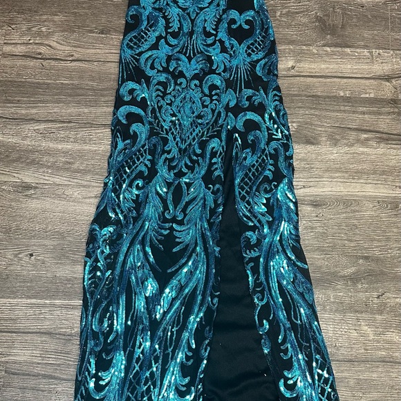 Elegant Teal Maxi Dress with Slit - Picture 8 of 10